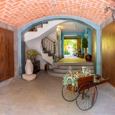 Apartaments Suites Sant Jordi モントブリオ・デル・カンプ エクステリア 写真