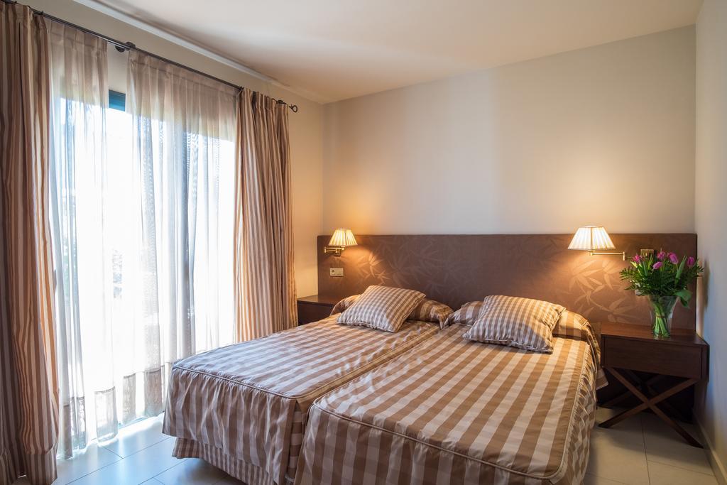 Apartaments Suites Sant Jordi モントブリオ・デル・カンプ エクステリア 写真