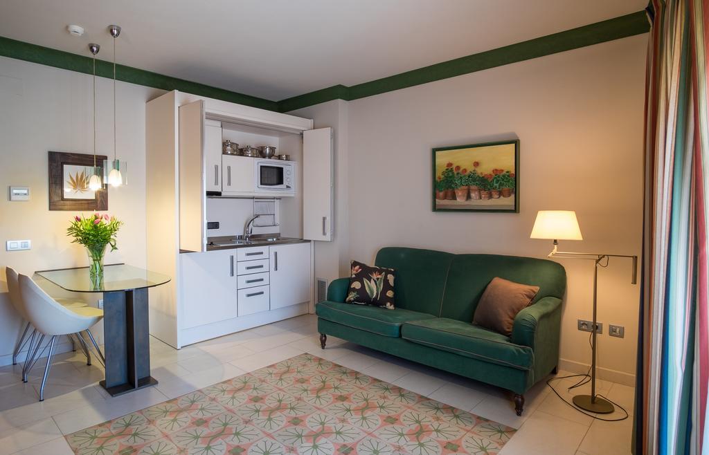 Apartaments Suites Sant Jordi モントブリオ・デル・カンプ エクステリア 写真