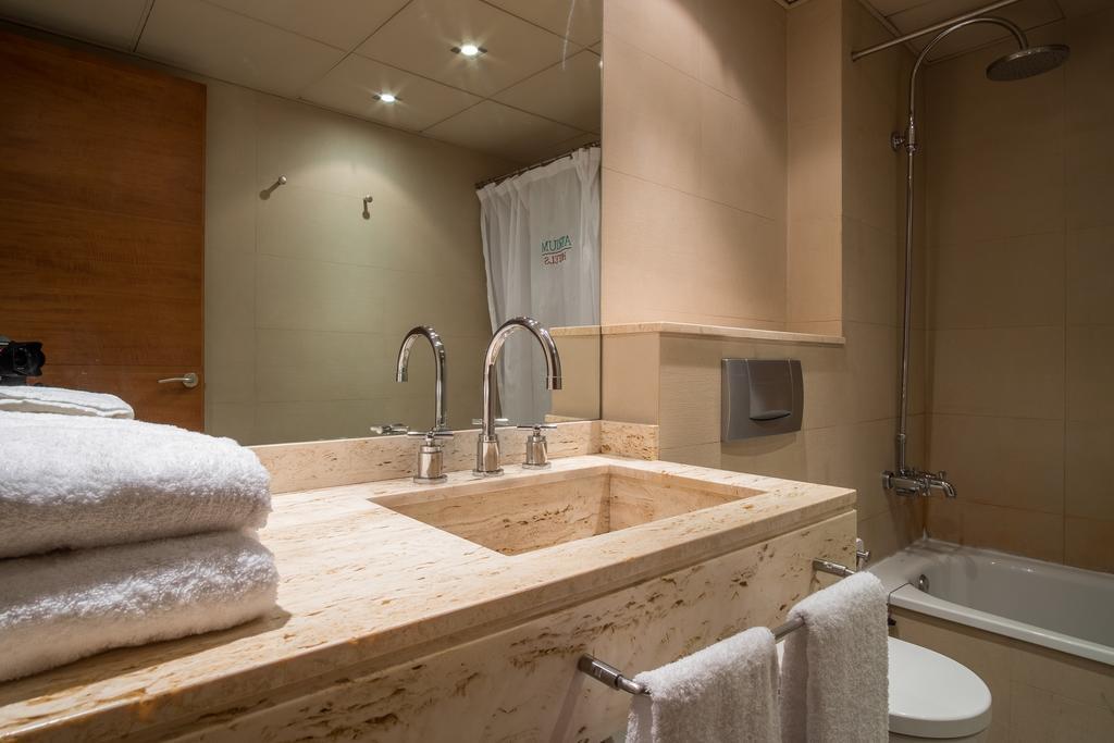 Apartaments Suites Sant Jordi モントブリオ・デル・カンプ エクステリア 写真