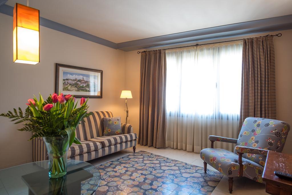 Apartaments Suites Sant Jordi モントブリオ・デル・カンプ エクステリア 写真