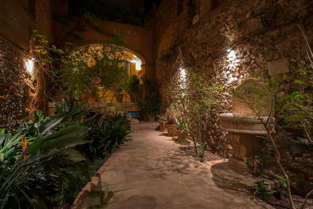 Apartaments Suites Sant Jordi モントブリオ・デル・カンプ エクステリア 写真