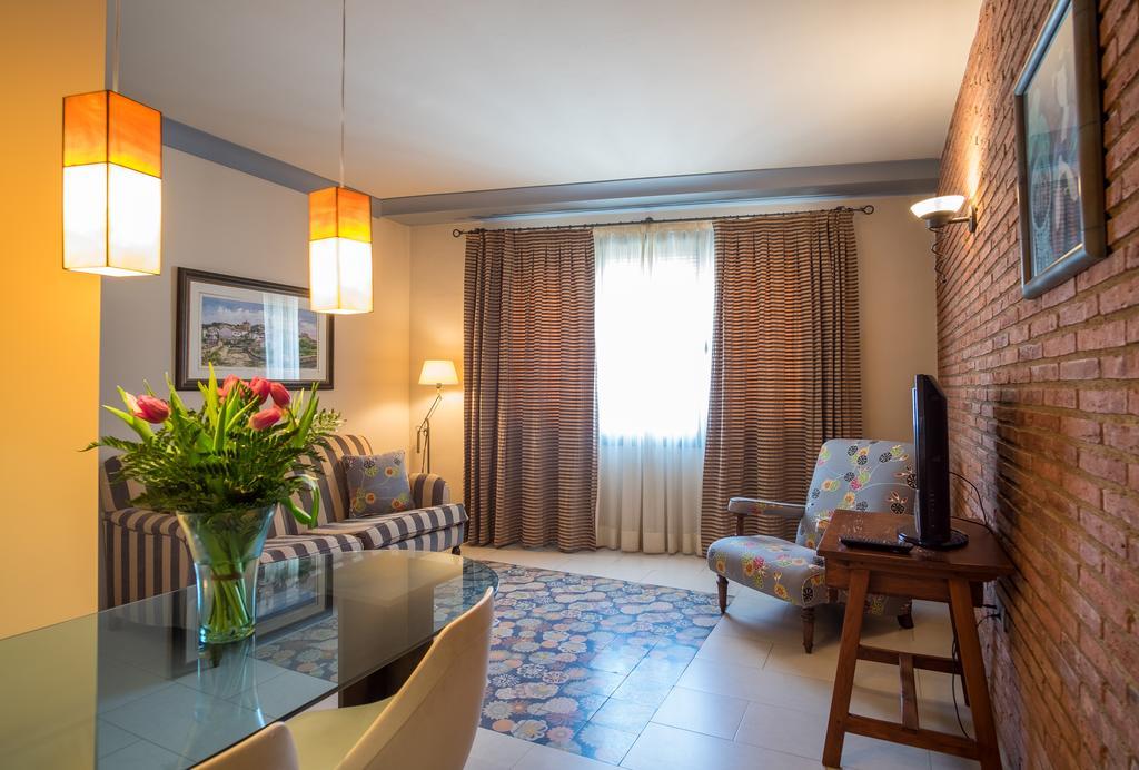 Apartaments Suites Sant Jordi モントブリオ・デル・カンプ エクステリア 写真