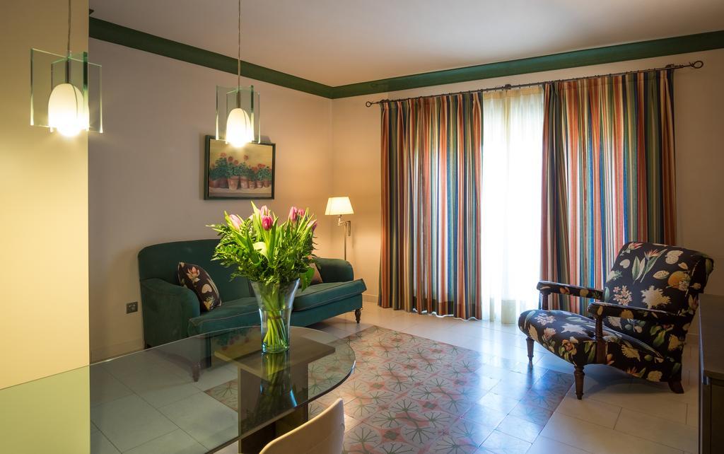 Apartaments Suites Sant Jordi モントブリオ・デル・カンプ エクステリア 写真