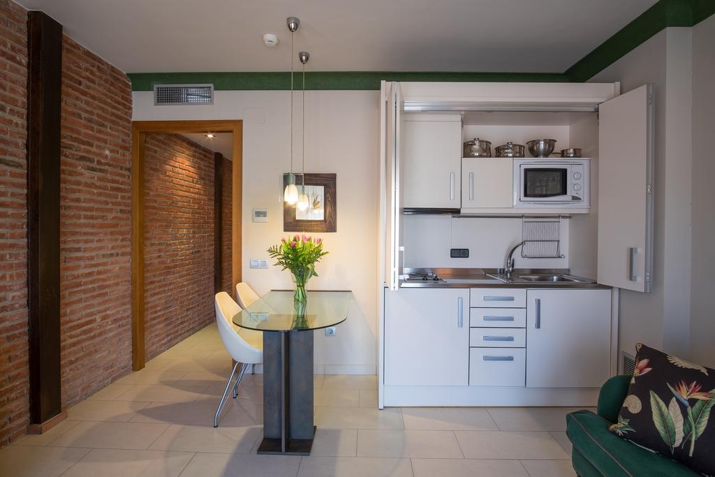 Apartaments Suites Sant Jordi モントブリオ・デル・カンプ エクステリア 写真