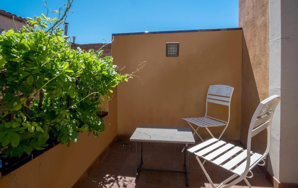Apartaments Suites Sant Jordi モントブリオ・デル・カンプ エクステリア 写真