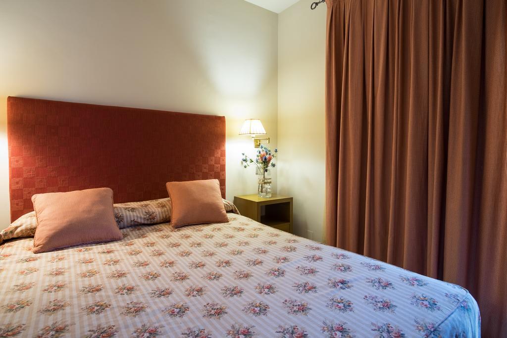 Apartaments Suites Sant Jordi モントブリオ・デル・カンプ エクステリア 写真