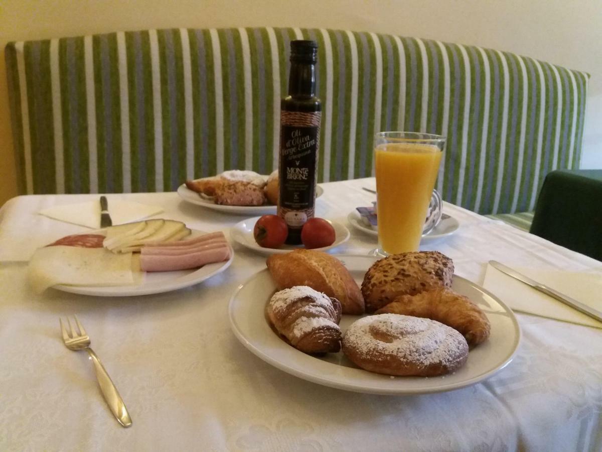 Apartaments Suites Sant Jordi モントブリオ・デル・カンプ エクステリア 写真